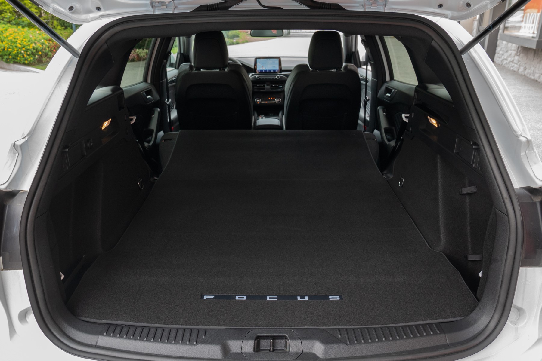 不是四個圈圈,也不是螺旋槳,更不是三芒星,你人生的第一部德製高性能旅行車底家啦!