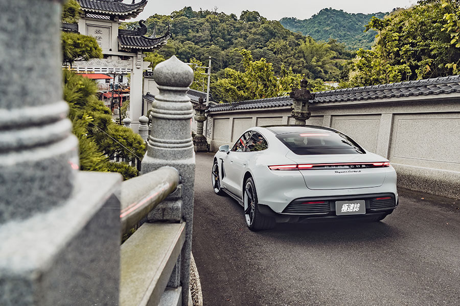 駕著一輛2.8秒快車,我需要到山中尋求平靜心靈之處。