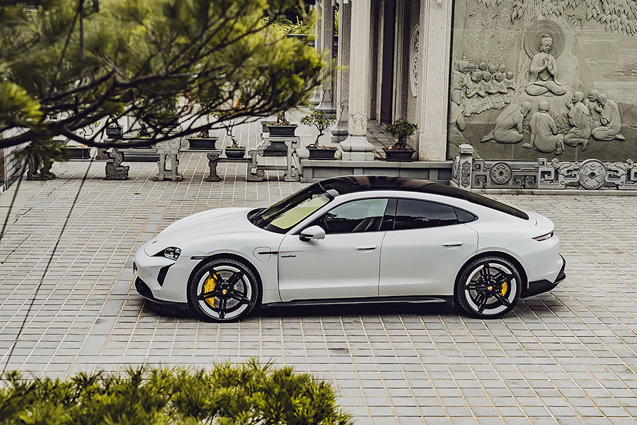 駕著一輛2.8秒快車,我需要到山中尋求平靜心靈之處。