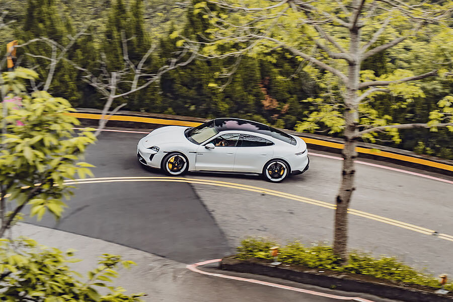 駕著一輛2.8秒快車,我需要到山中尋求平靜心靈之處。