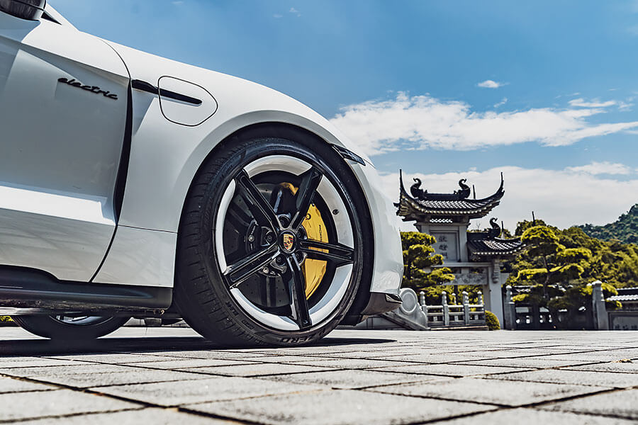 駕著一輛2.8秒快車,我需要到山中尋求平靜心靈之處。