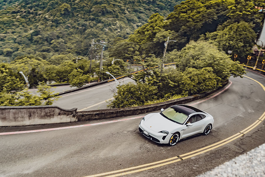 駕著一輛2.8秒快車,我需要到山中尋求平靜心靈之處。