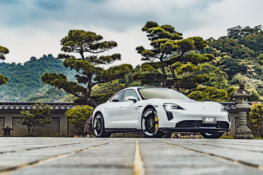 駕著一輛2.8秒快車,我需要到山中尋求平靜心靈之處。