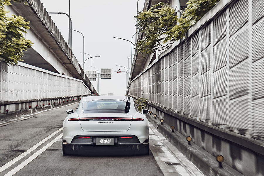 駕著一輛2.8秒快車,我需要到山中尋求平靜心靈之處。