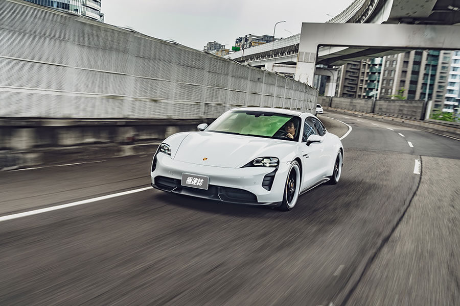 駕著一輛2.8秒快車,我需要到山中尋求平靜心靈之處。