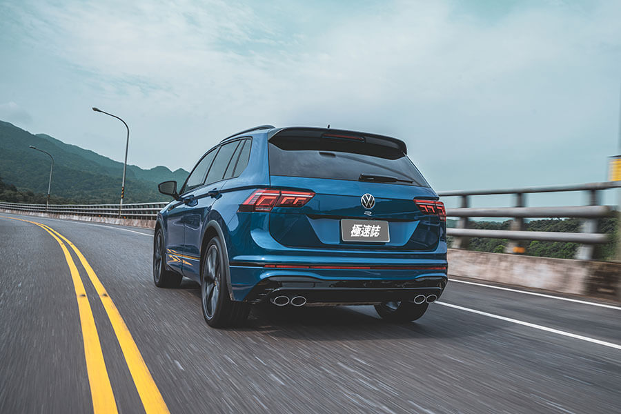 前腳才剛欣賞完一道藍色流星,後腳接著再舞一首藍色狂想曲。