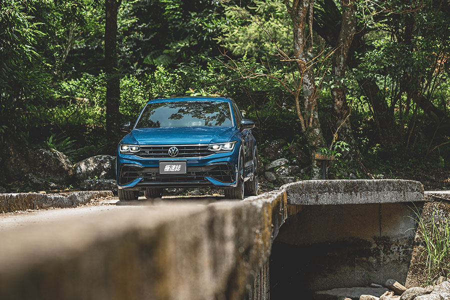 前腳才剛欣賞完一道藍色流星,後腳接著再舞一首藍色狂想曲。