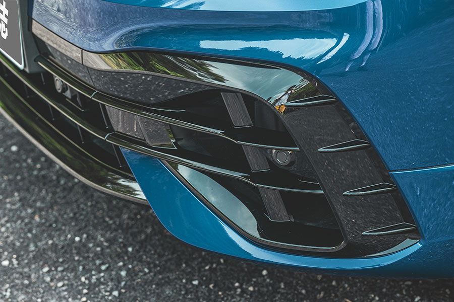 前腳才剛欣賞完一道藍色流星,後腳接著再舞一首藍色狂想曲。