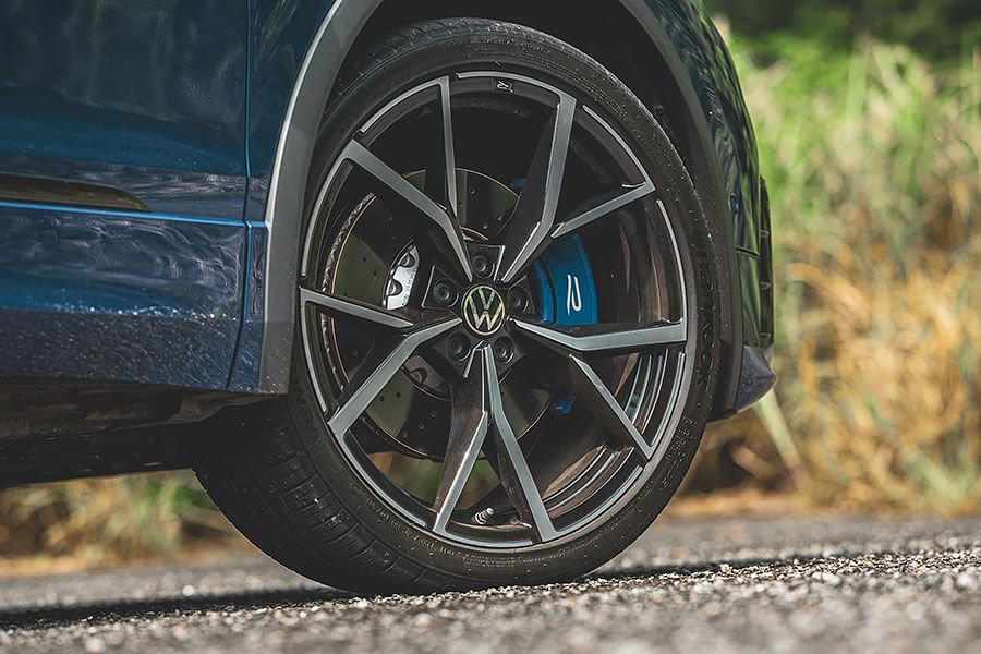 前腳才剛欣賞完一道藍色流星,後腳接著再舞一首藍色狂想曲。