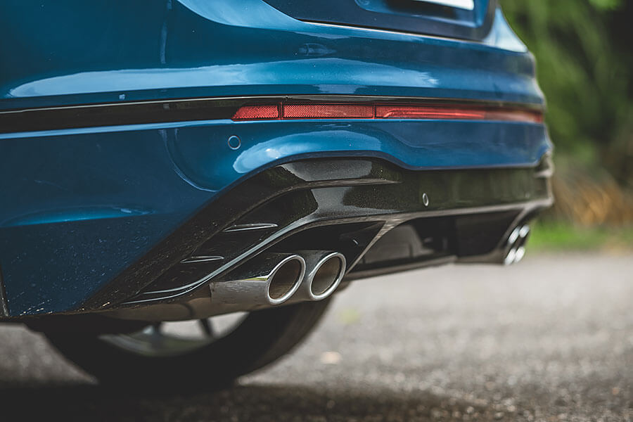 前腳才剛欣賞完一道藍色流星,後腳接著再舞一首藍色狂想曲。