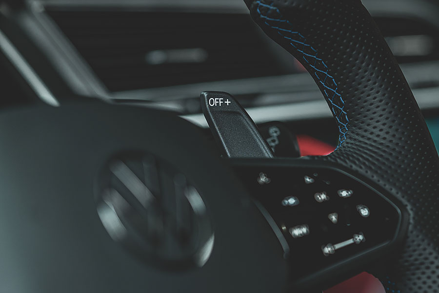 前腳才剛欣賞完一道藍色流星,後腳接著再舞一首藍色狂想曲。