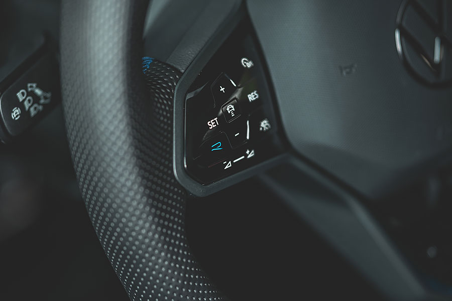 前腳才剛欣賞完一道藍色流星,後腳接著再舞一首藍色狂想曲。