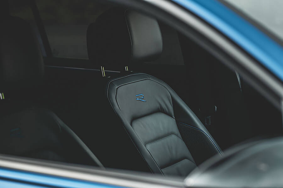 前腳才剛欣賞完一道藍色流星,後腳接著再舞一首藍色狂想曲。