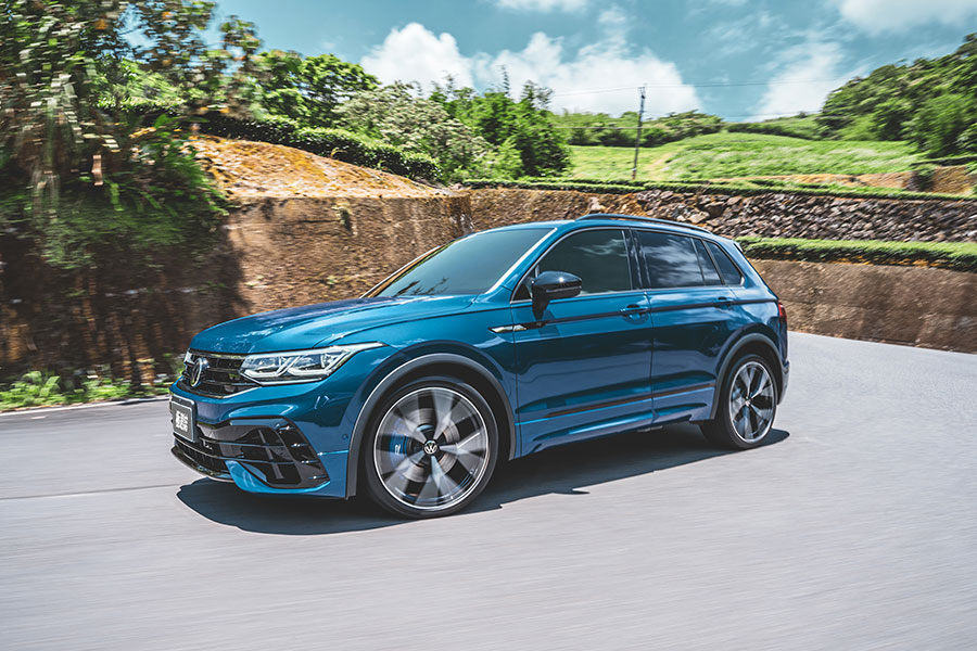 前腳才剛欣賞完一道藍色流星,後腳接著再舞一首藍色狂想曲。