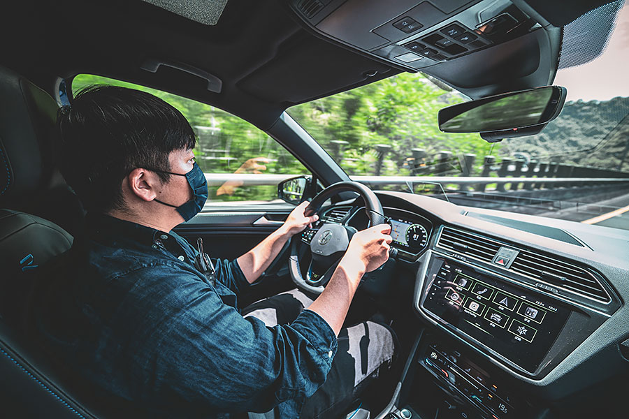 前腳才剛欣賞完一道藍色流星,後腳接著再舞一首藍色狂想曲。