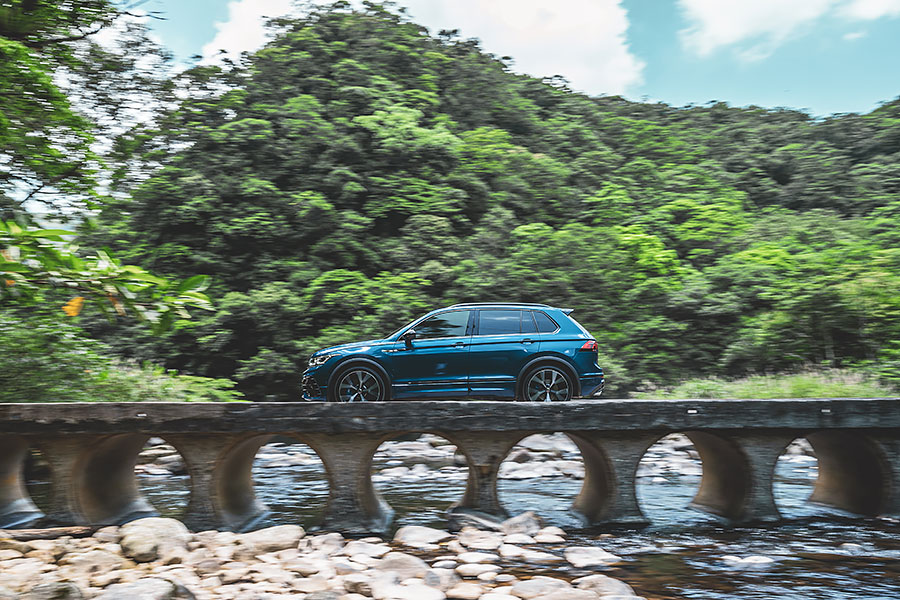 前腳才剛欣賞完一道藍色流星,後腳接著再舞一首藍色狂想曲。