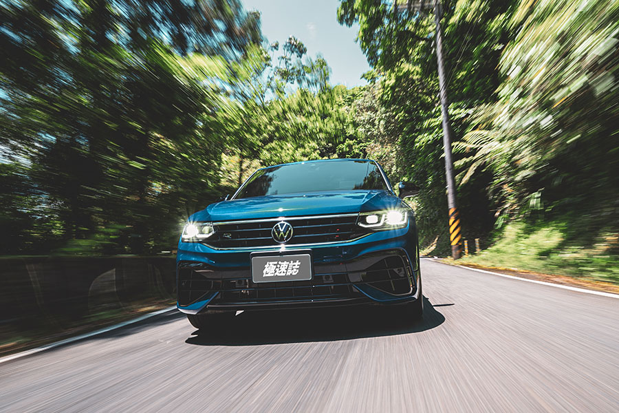 前腳才剛欣賞完一道藍色流星,後腳接著再舞一首藍色狂想曲。