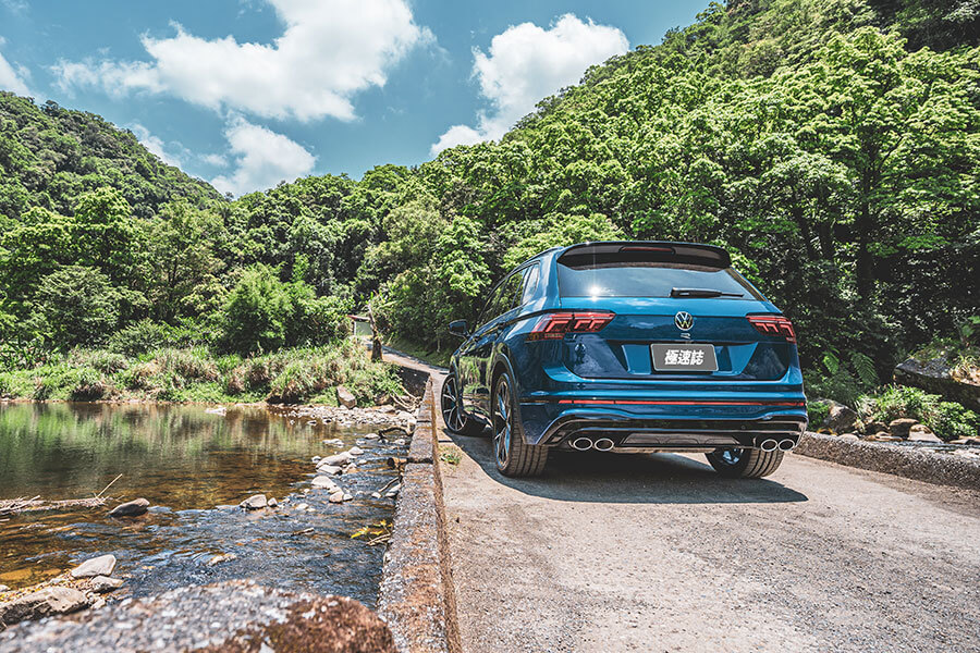 前腳才剛欣賞完一道藍色流星,後腳接著再舞一首藍色狂想曲。