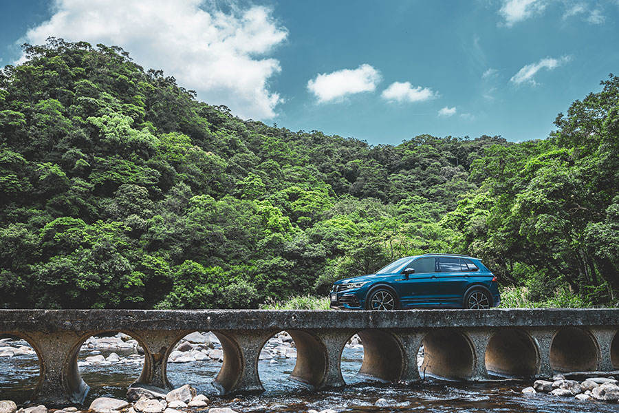 前腳才剛欣賞完一道藍色流星,後腳接著再舞一首藍色狂想曲。