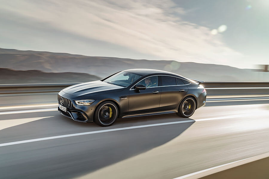 四門轎車跑不快?你最好趕快去上個洗手間,然後回來繫好安全帶,緊握把手,免得待會嚇到尿褲子了。