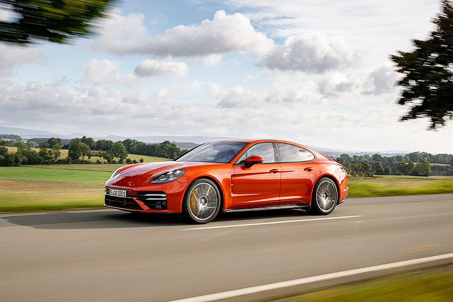 四門轎車跑不快?你最好趕快去上個洗手間,然後回來繫好安全帶,緊握把手,免得待會嚇到尿褲子了。