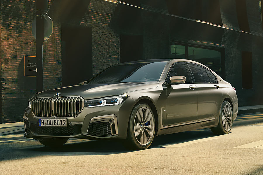 四門轎車跑不快?你最好趕快去上個洗手間,然後回來繫好安全帶,緊握把手,免得待會嚇到尿褲子了。