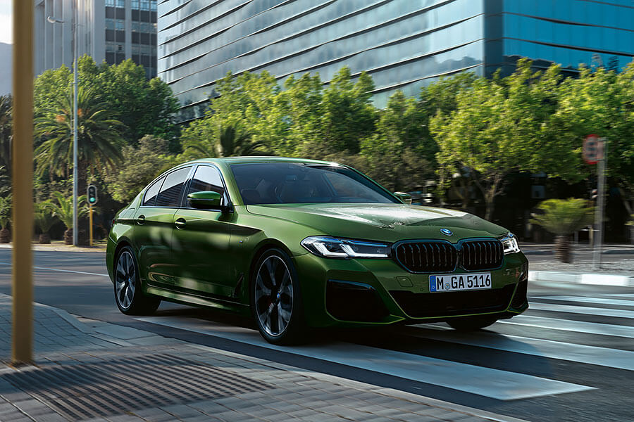 四門轎車跑不快?你最好趕快去上個洗手間,然後回來繫好安全帶,緊握把手,免得待會嚇到尿褲子了。