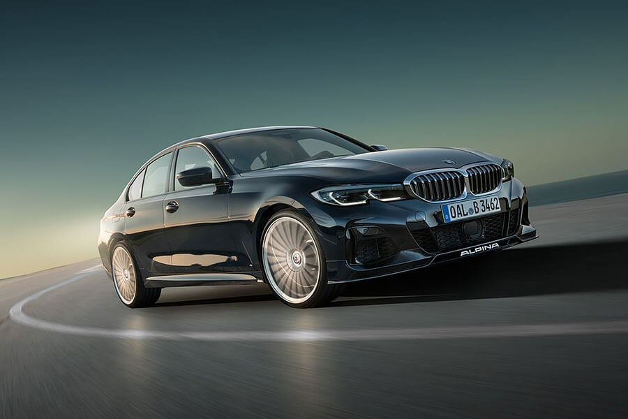 四門轎車跑不快?你最好趕快去上個洗手間,然後回來繫好安全帶,緊握把手,免得待會嚇到尿褲子了。