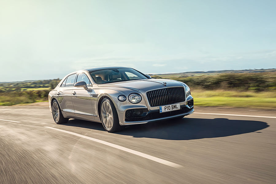 四門轎車跑不快?你最好趕快去上個洗手間,然後回來繫好安全帶,緊握把手,免得待會嚇到尿褲子了。