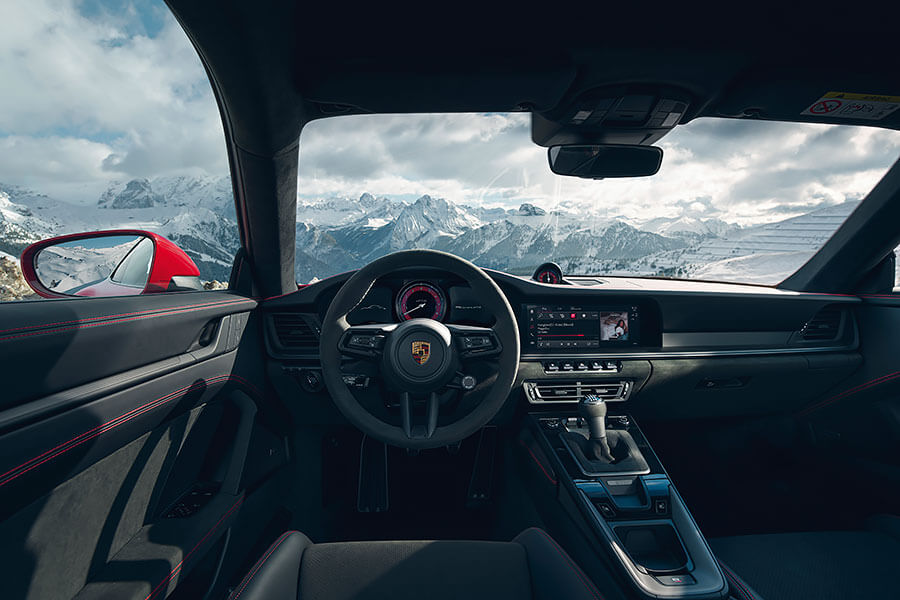 等啊等,盼啊盼,期待已久的911 GTS終於現身,而且還一次給足五種選擇。