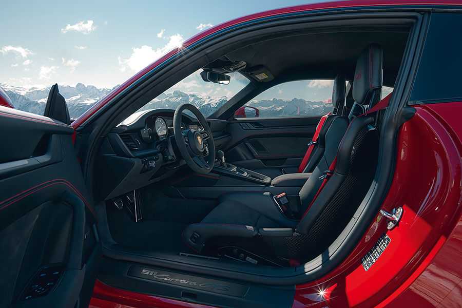 等啊等,盼啊盼,期待已久的911 GTS終於現身,而且還一次給足五種選擇。