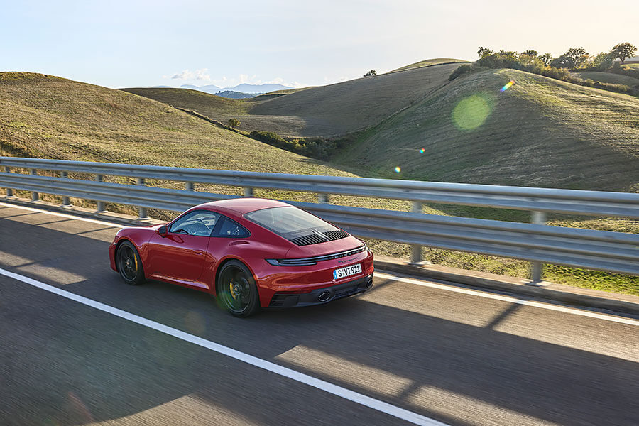 等啊等,盼啊盼,期待已久的911 GTS終於現身,而且還一次給足五種選擇。