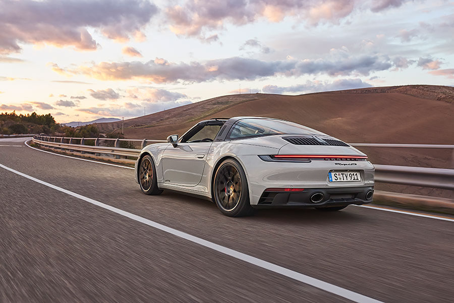 等啊等,盼啊盼,期待已久的911 GTS終於現身,而且還一次給足五種選擇。