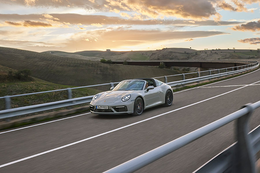 等啊等,盼啊盼,期待已久的911 GTS終於現身,而且還一次給足五種選擇。