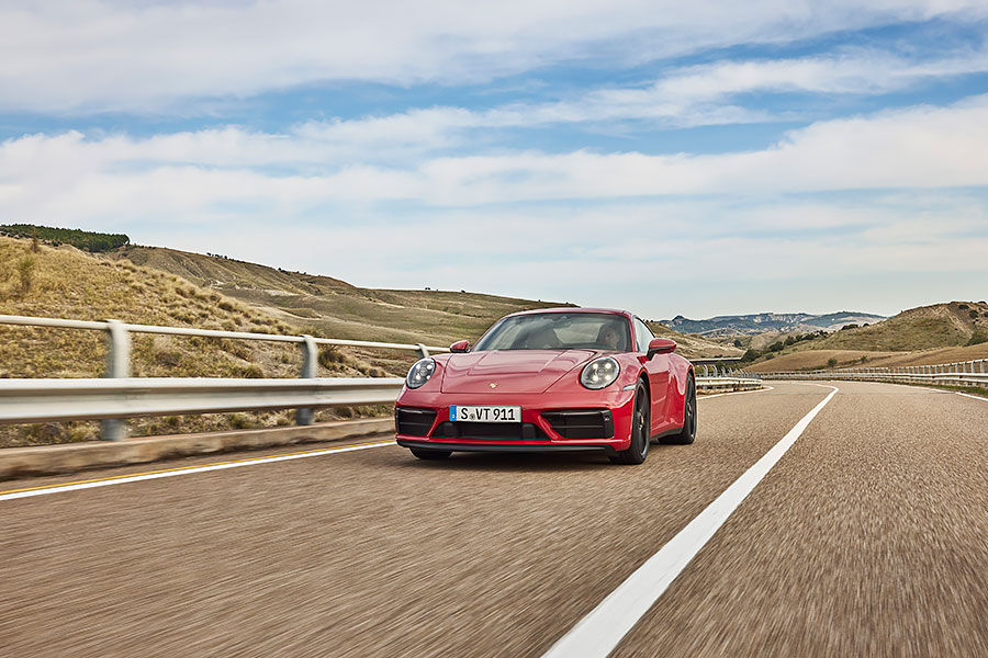 等啊等,盼啊盼,期待已久的911 GTS終於現身,而且還一次給足五種選擇。