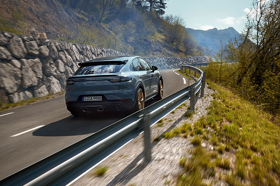 沒錯,就是它!它就是那輛完全不留情面,在紐伯靈以2.5秒之差擊敗Audi RS Q8的神祕Cayenne!