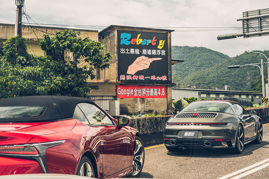 兩部敞篷跑車，各自詮釋上空風景與唱腔，加上嘆為觀止的蘇花公路，著實是展現歌藝的絕佳舞台。