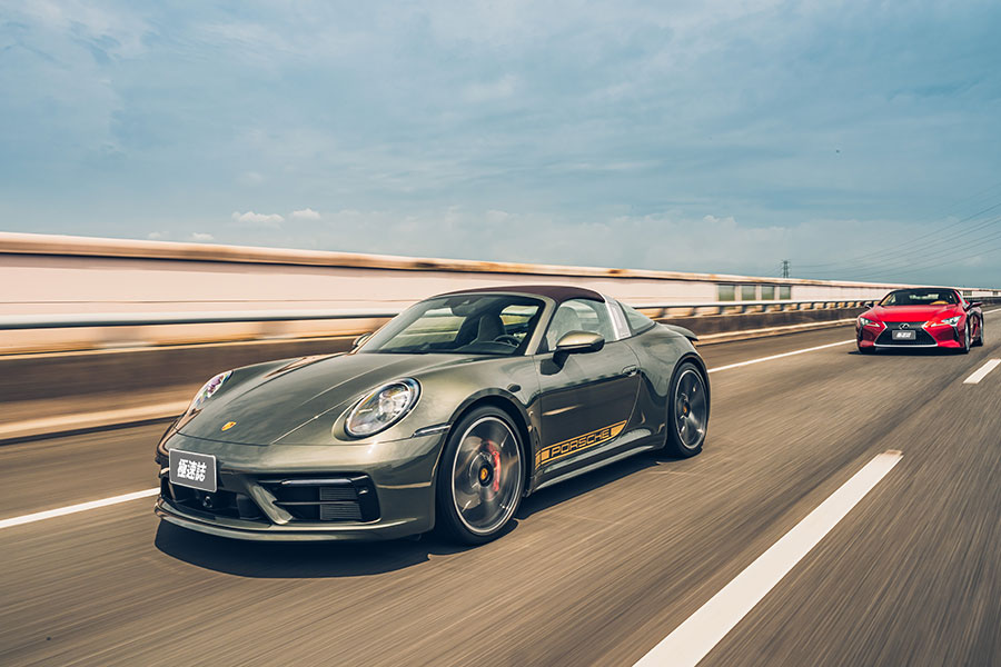 兩部敞篷跑車，各自詮釋上空風景與唱腔，加上嘆為觀止的蘇花公路，著實是展現歌藝的絕佳舞台。