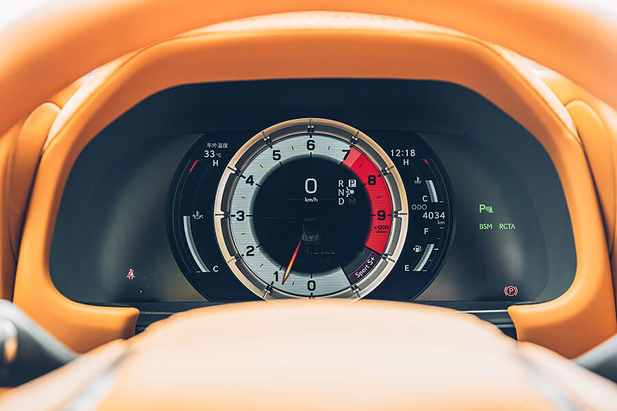 兩部敞篷跑車，各自詮釋上空風景與唱腔，加上嘆為觀止的蘇花公路，著實是展現歌藝的絕佳舞台。