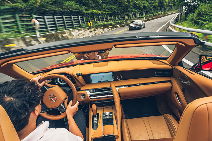 兩部敞篷跑車，各自詮釋上空風景與唱腔，加上嘆為觀止的蘇花公路，著實是展現歌藝的絕佳舞台。