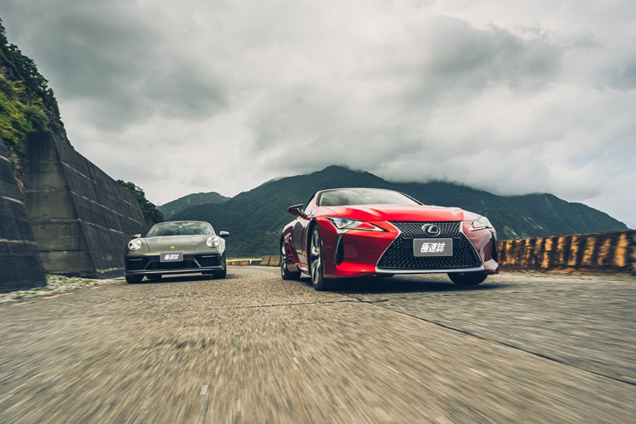 兩部敞篷跑車，各自詮釋上空風景與唱腔，加上嘆為觀止的蘇花公路，著實是展現歌藝的絕佳舞台。