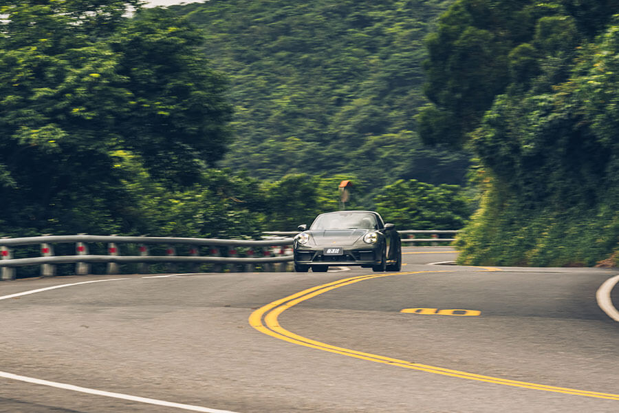 兩部敞篷跑車，各自詮釋上空風景與唱腔，加上嘆為觀止的蘇花公路，著實是展現歌藝的絕佳舞台。