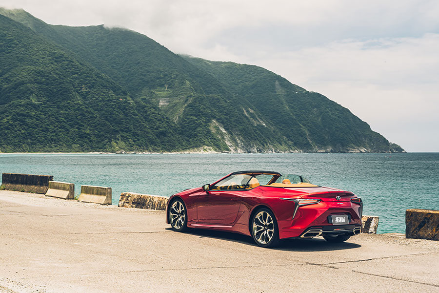 兩部敞篷跑車，各自詮釋上空風景與唱腔，加上嘆為觀止的蘇花公路，著實是展現歌藝的絕佳舞台。