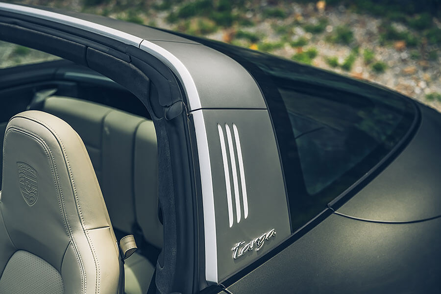 兩部敞篷跑車，各自詮釋上空風景與唱腔，加上嘆為觀止的蘇花公路，著實是展現歌藝的絕佳舞台。