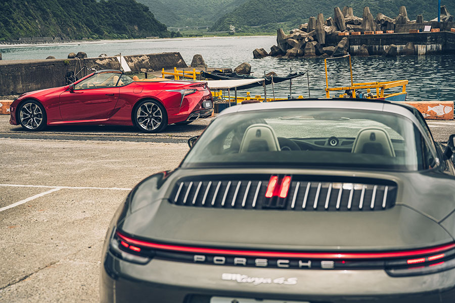 兩部敞篷跑車，各自詮釋上空風景與唱腔，加上嘆為觀止的蘇花公路，著實是展現歌藝的絕佳舞台。