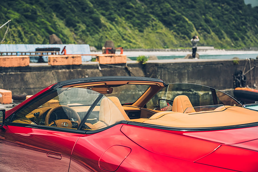 兩部敞篷跑車，各自詮釋上空風景與唱腔，加上嘆為觀止的蘇花公路，著實是展現歌藝的絕佳舞台。