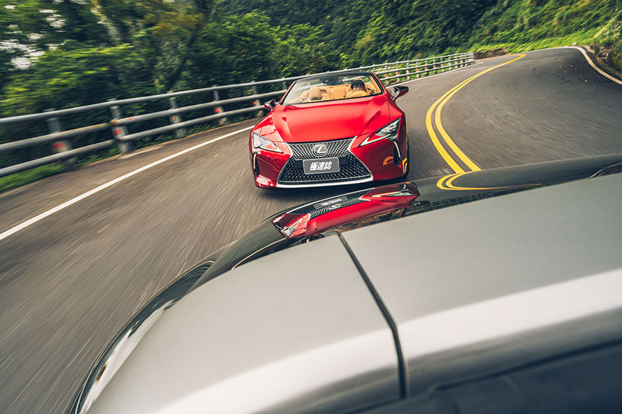 兩部敞篷跑車，各自詮釋上空風景與唱腔，加上嘆為觀止的蘇花公路，著實是展現歌藝的絕佳舞台。