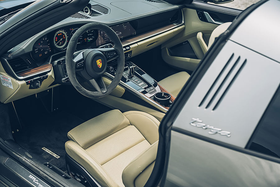 兩部敞篷跑車，各自詮釋上空風景與唱腔，加上嘆為觀止的蘇花公路，著實是展現歌藝的絕佳舞台。