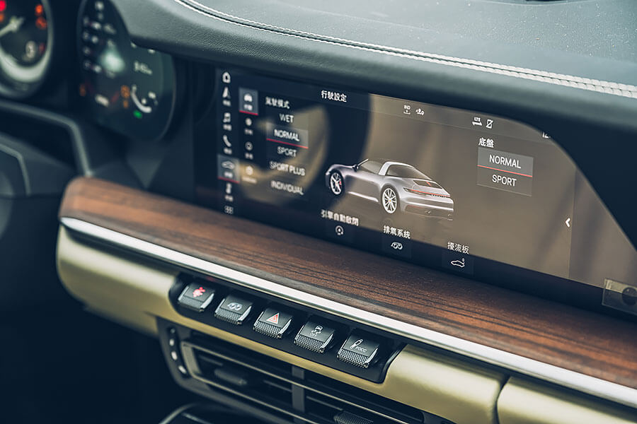 兩部敞篷跑車，各自詮釋上空風景與唱腔，加上嘆為觀止的蘇花公路，著實是展現歌藝的絕佳舞台。