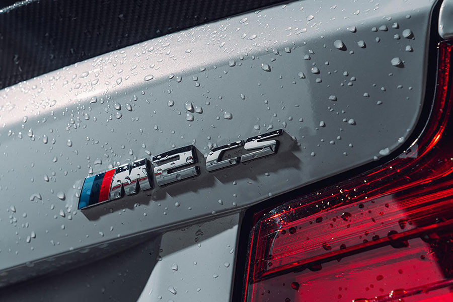 M Division最新硬派小霸王對上功夫甚至比其更專一的同門前輩。